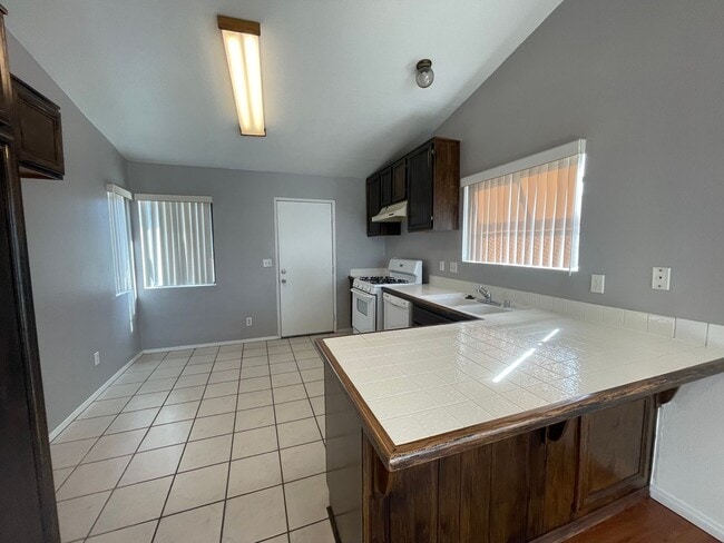 Building Photo - Charming Home in Hesperia- HOA Community- 3 Bedrooms, 2 Bathrooms, Community Park