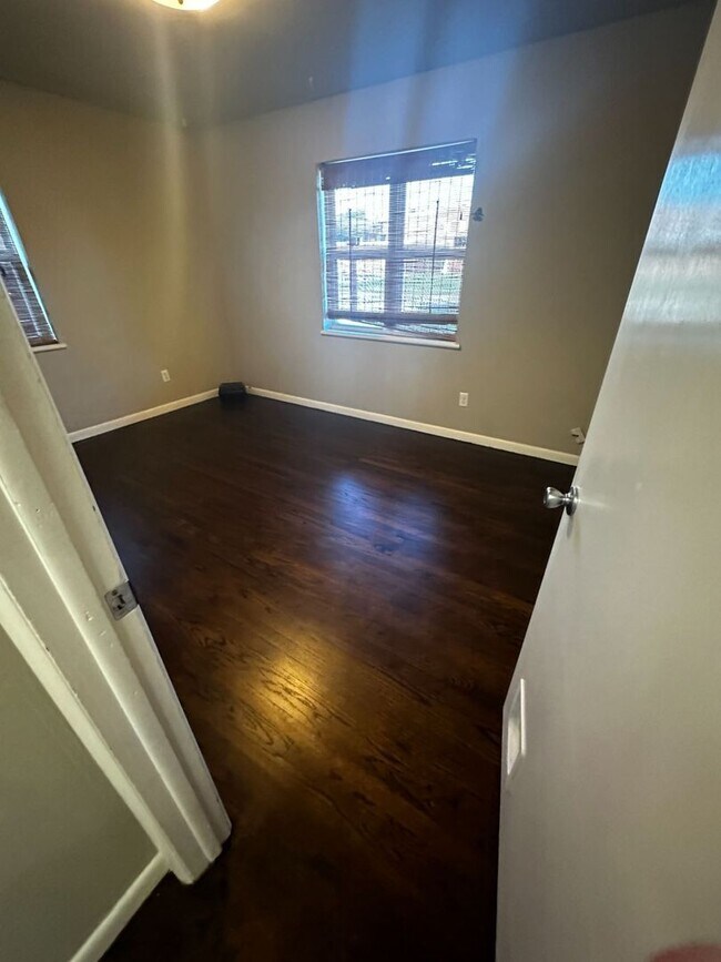 Building Photo - 5020 Memory Ln