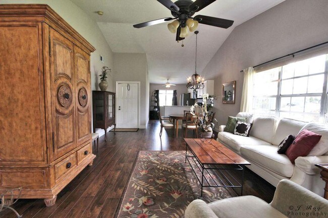 Building Photo - 125 Moccasin Trail S