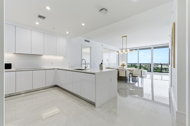 Building Photo - 220 Lake Shore Dr