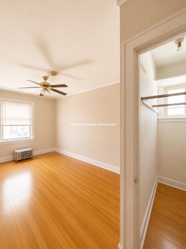 Building Photo - 2815 W Berteau Ave