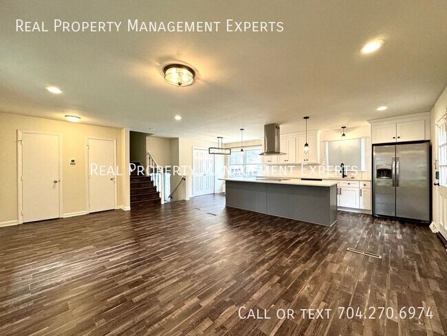Building Photo - 900 Tally Ho Ct