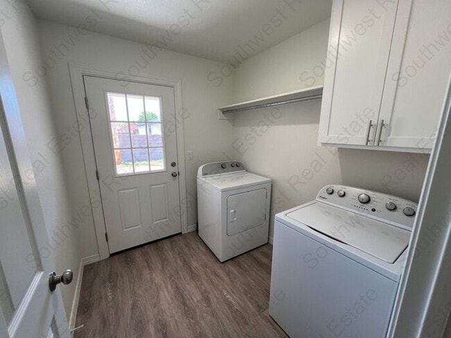 Building Photo - Brand New 2 bedroom 2 bath Duplex- ALL BIL...