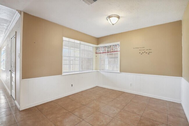 Building Photo - 1003 Suwanee Ln