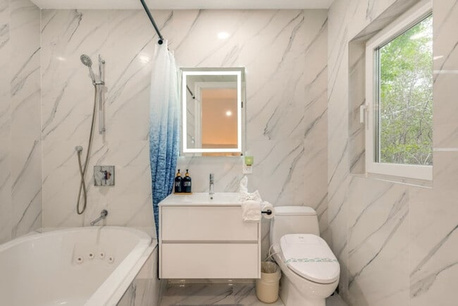 Building Photo - 2135 Rosemont Dr