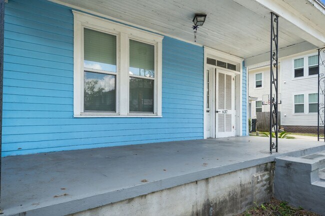 Building Photo - 637 E 39th St