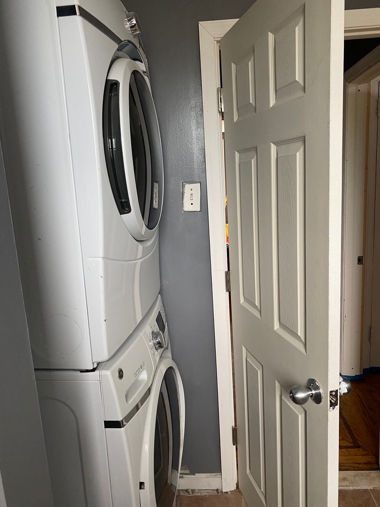 Washer/ Dryer in Bathroom - 1921 W Chew St