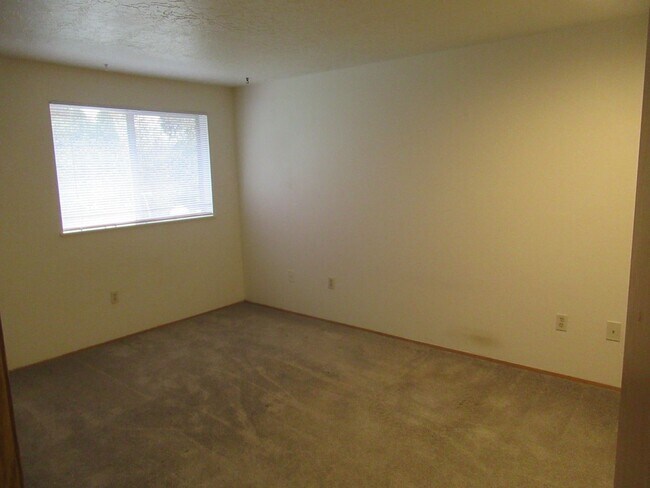 Building Photo - Quiet Two Bedroom Apartment in Keizer