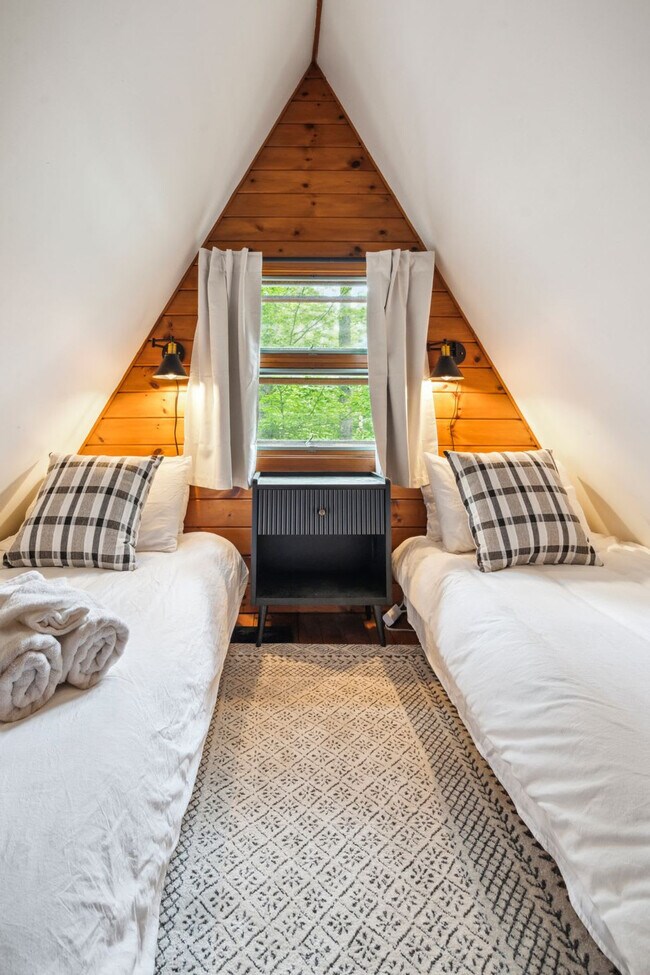 Building Photo - 51 Lake Pines Cir