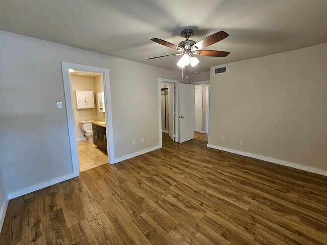 Building Photo - 2-bedroom, 2-bath condo in Gated community...