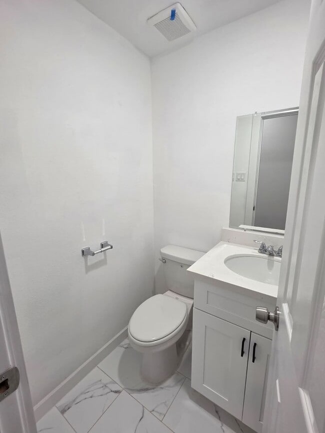 Building Photo - Stunning Duplex with Garage & Modern Finishes