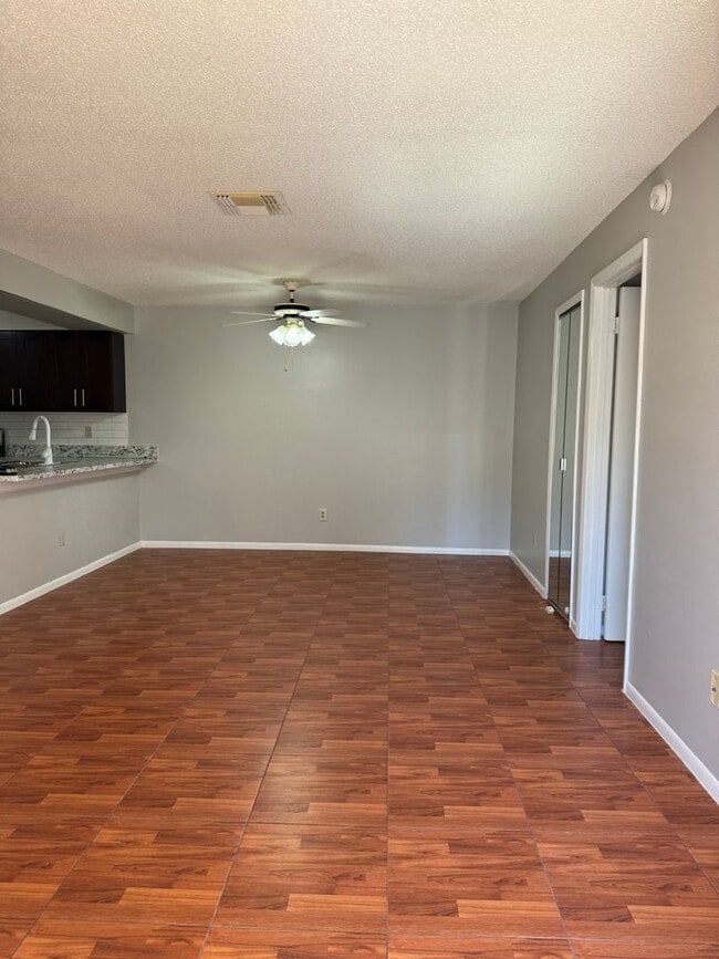 Building Photo - Spacious 3 bedroom, 2 bathrooms multiplex unit.