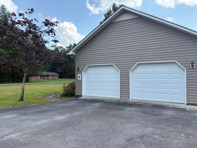 Building Photo - 671 Circle Dr