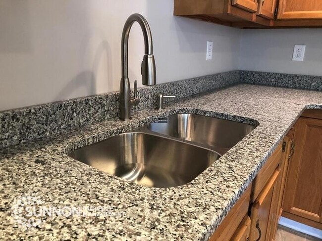 Building Photo - Remodeled 3 BR 2.5 BA in Raintree