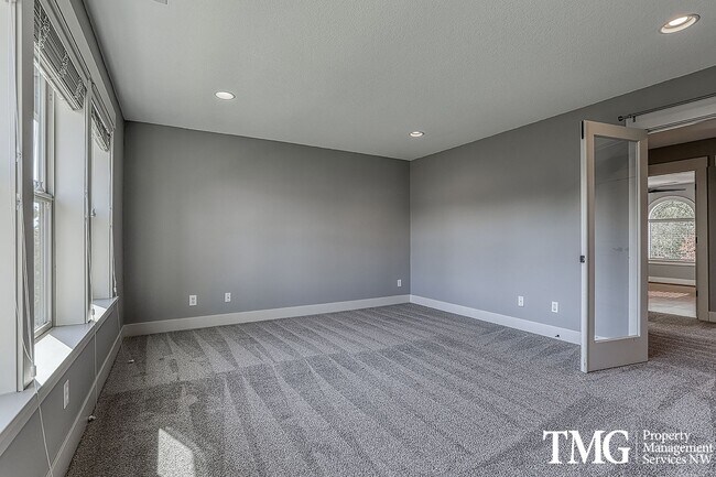Building Photo - Large Pet Friendly 3 bed 2.5 bath home in ...