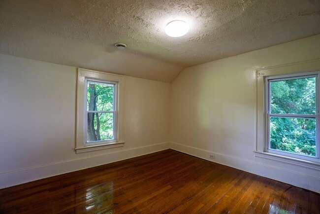 Building Photo - Bright, Spacious Single Family Home Across...