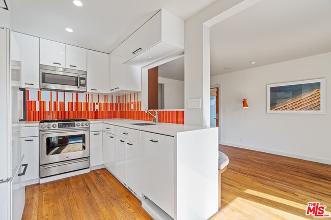 Building Photo - 27 18th Ave