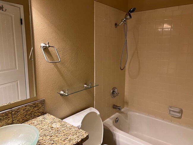 Building Photo - Private access to Lake Sammamish house