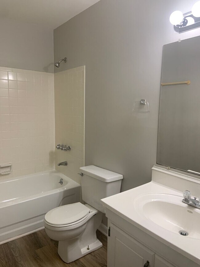 Building Photo - 3 BR/2 BA townhouse with neighborhood pool...