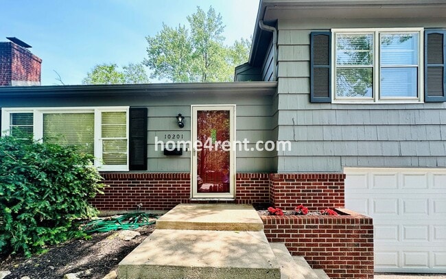 Building Photo - Three Bedroom Home in Overland Park w/ Wood Floors, Finished Basement, and a Fenced Yard!