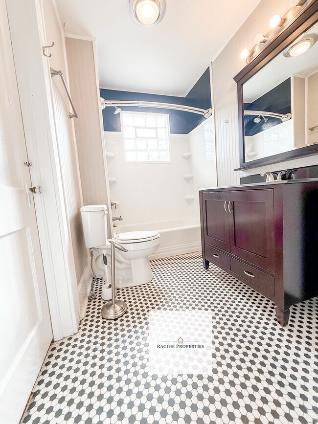 Building Photo - 48 E Main St