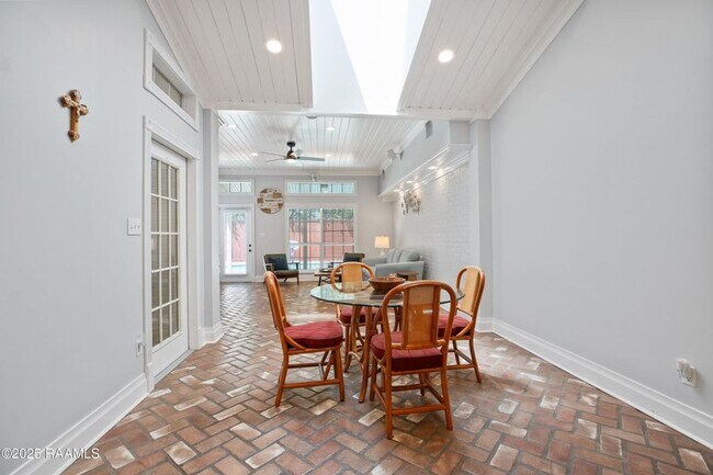 Building Photo - Beautifully updated 4-bedroom, 3-bath prop...