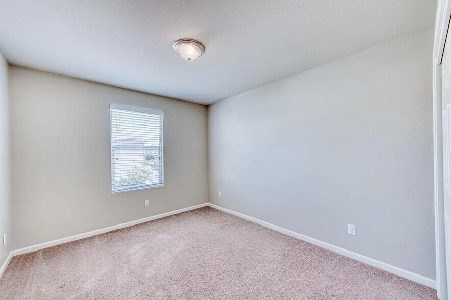 Building Photo - 1304 Royalty Way