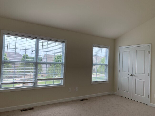 Building Photo - 2 Bedroom, 2.5 Bath Townhouse with detached one-car garage