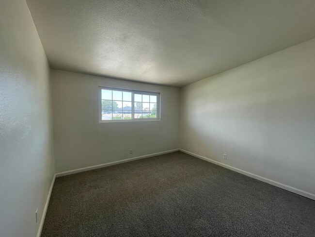 Building Photo - Modern Living in California City
