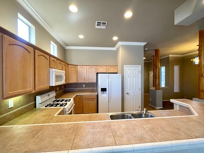 Building Photo - Nice 2 Bedroom Home in Desert Foothills Co...