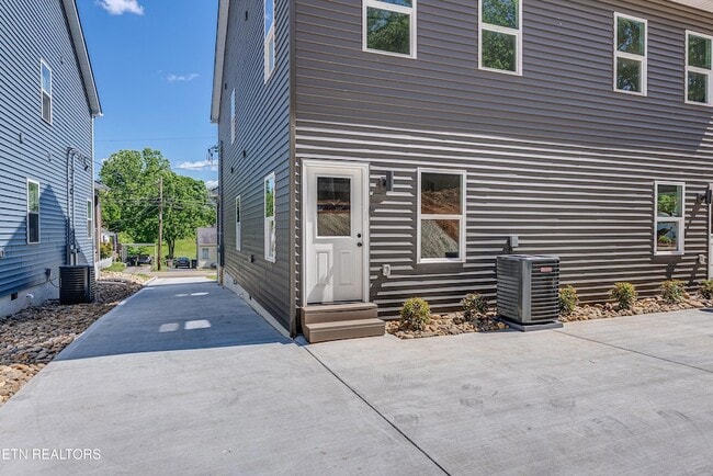 Building Photo - 3425 Garden Dr