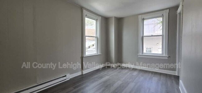 Building Photo - 525 N Plum St