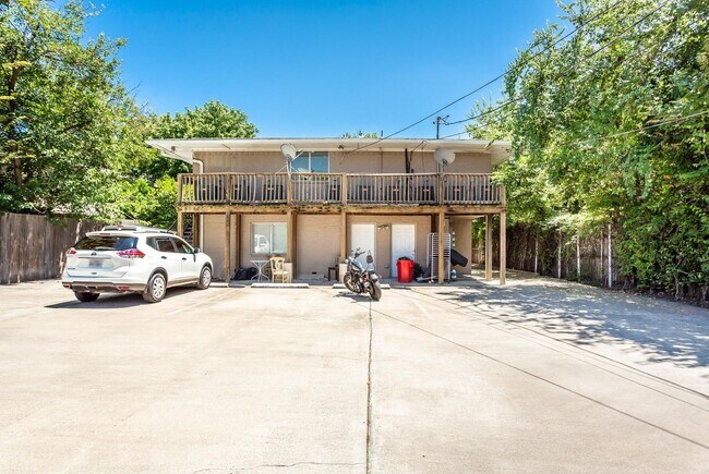 Building Photo - 2 Bedroom, 2 Bath Apartment in Munger Place!