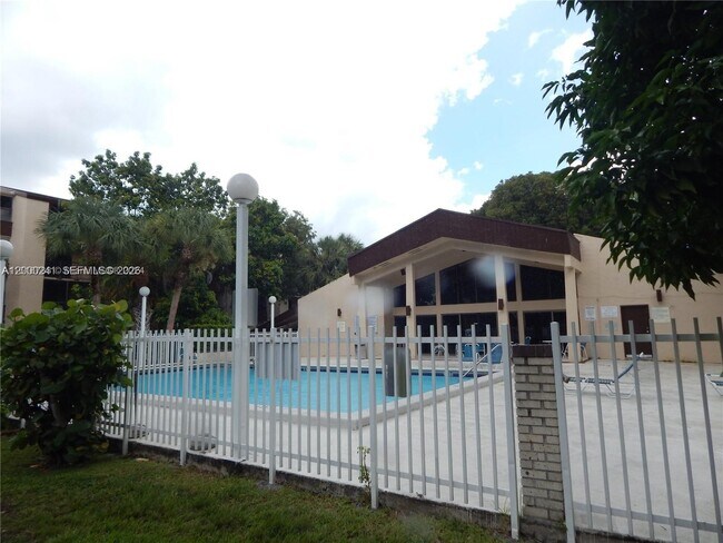 Building Photo - 14415 N Kendall Dr