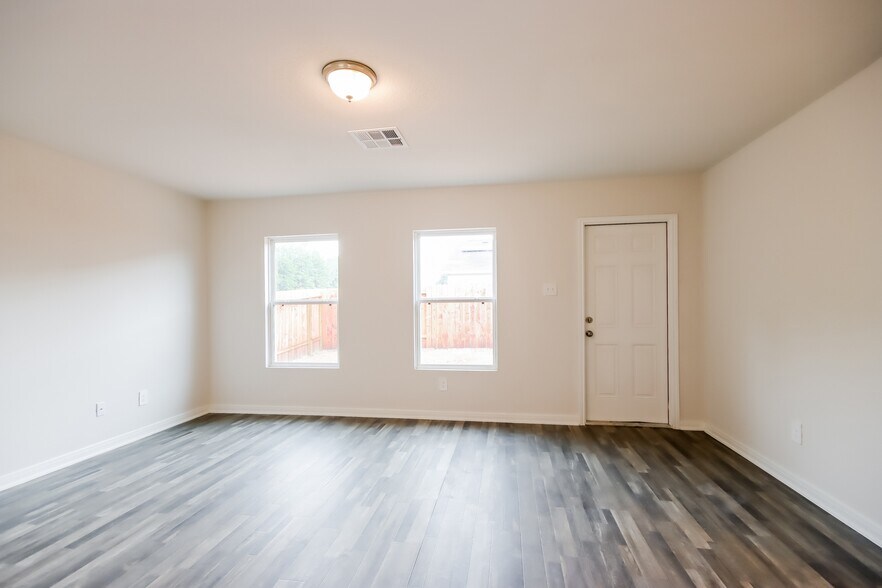 Building Photo - 15767 Del Norte Dr