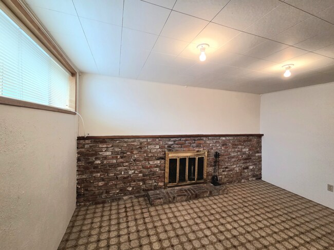 Building Photo - ** Oversized 4-Bedroom House w/ 2-Car Garage, & Fenced Backyard in a great Wenatchee Neighborhood!