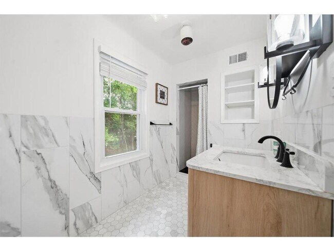 Building Photo - 3916 W 28th St