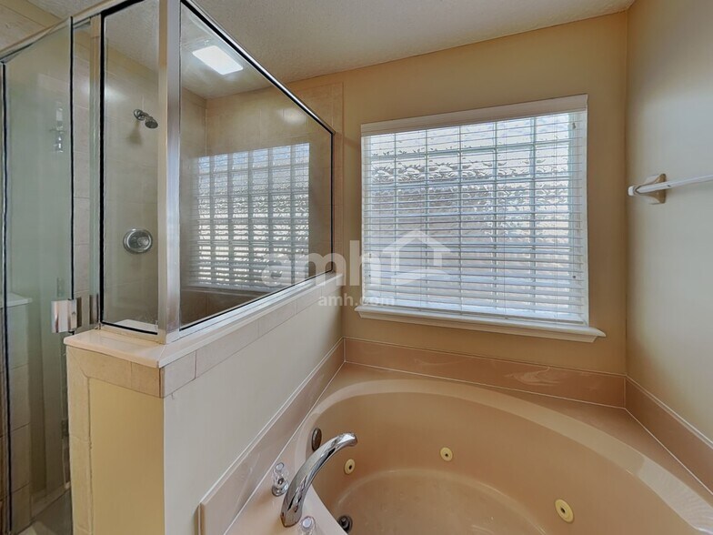Building Photo - 6285 Pendragon Pl