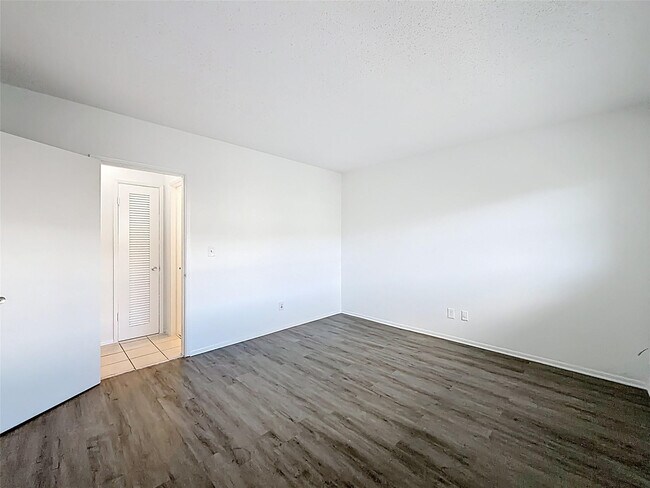 Building Photo - 5208 NE 24th Terrace