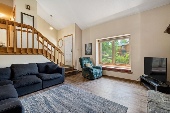 Building Photo - 3704 Meadowbrook Dr