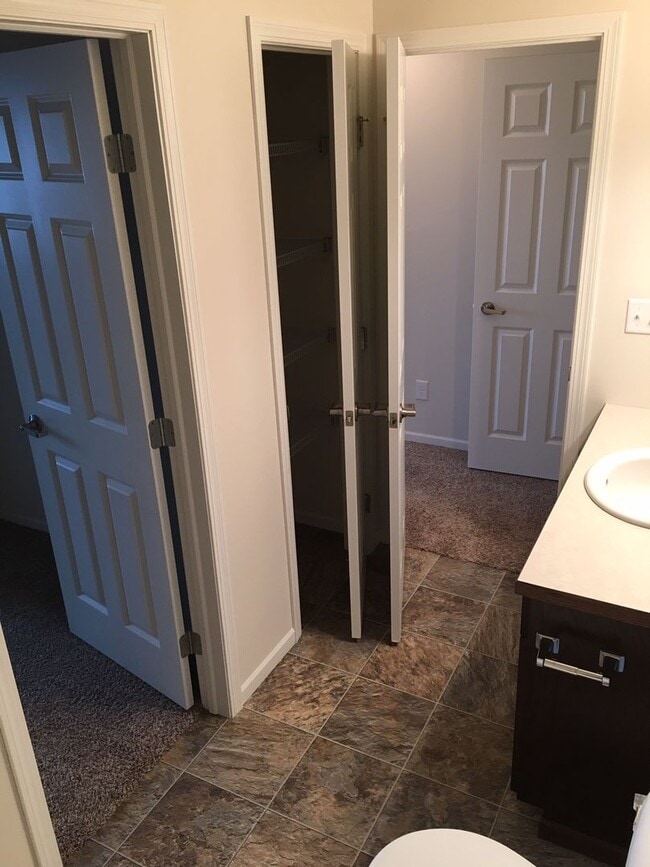 Building Photo - 3 Bed 3 Bath Twin Home