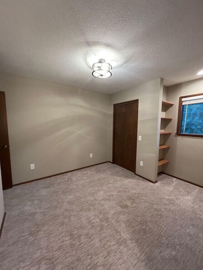 Building Photo - 3 Bedroom 2.5 Bath