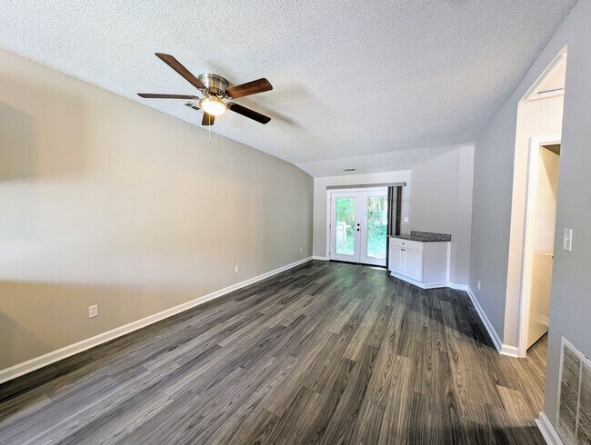 Building Photo - 1917 Tischer Rd