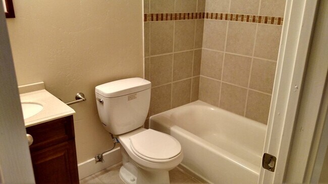 Building Photo - 2557 Garden Dr