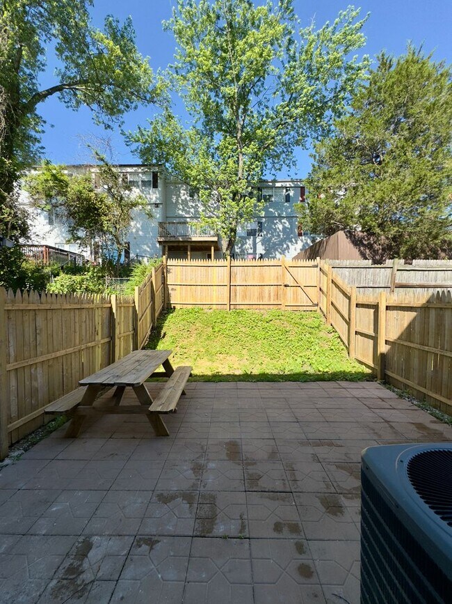 Building Photo - Charming 3Bed/1.5Bath Townhome in Rosedale