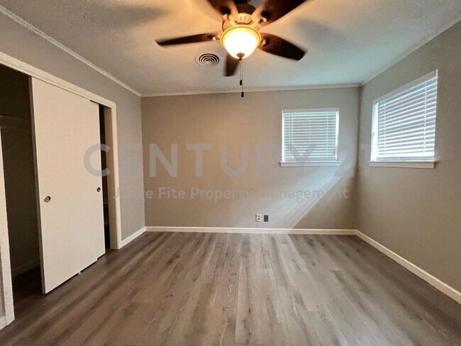 Building Photo - Beautifully Refreshed 3/2/2 in Fort Worth ...