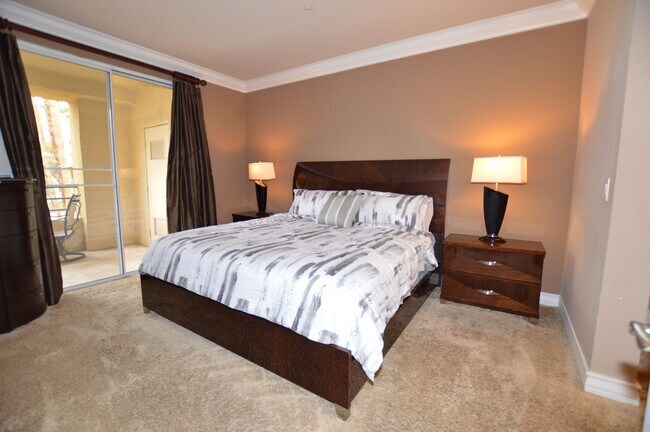 Building Photo - Meridian Fully Furnished Condo with Pool view.