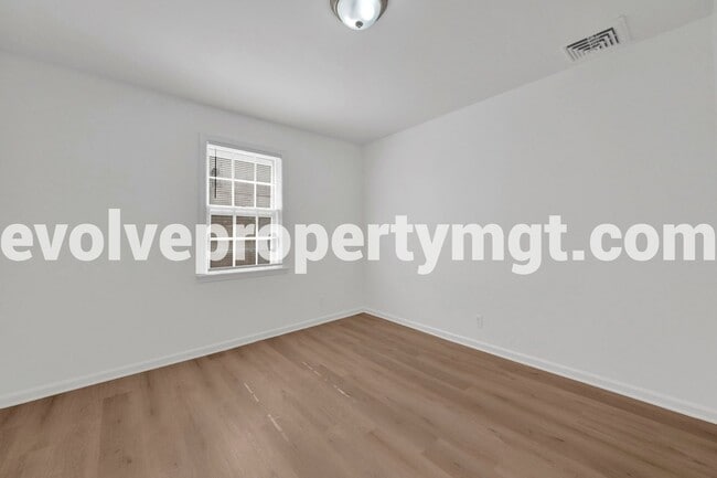 Building Photo - STUNNING RENOVATION IN PRIME LOCATION!!