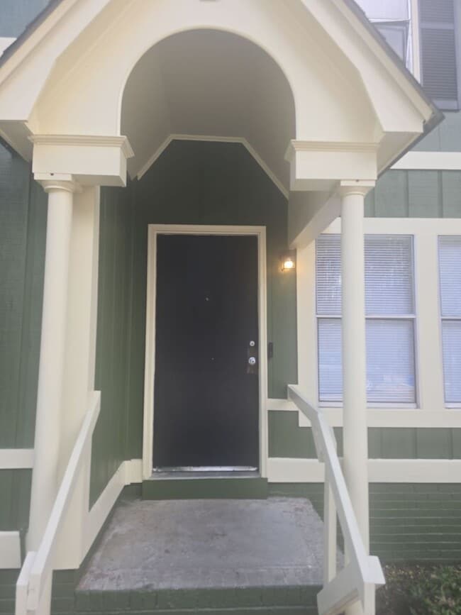 Building Photo - Near Prisma Health 2 bed 1.5 bath Townhome