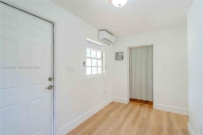 Building Photo - 27 SW 55th Avenue Rd